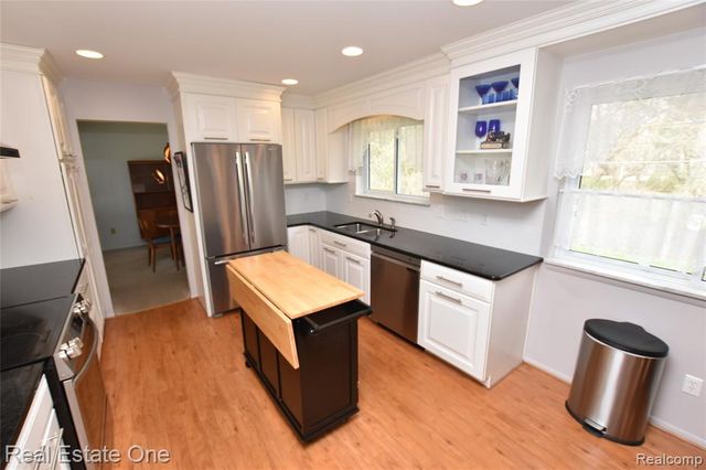 3275 Golfhill Drive, Waterford, MI 48329