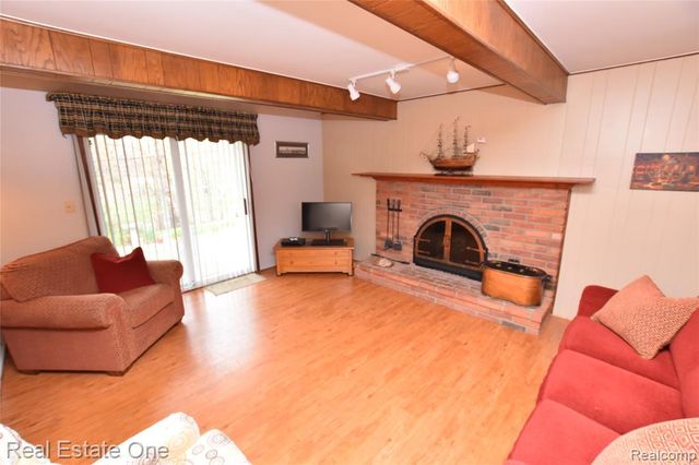 3275 Golfhill Drive, Waterford, MI 48329