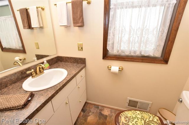 3275 Golfhill Drive, Waterford, MI 48329