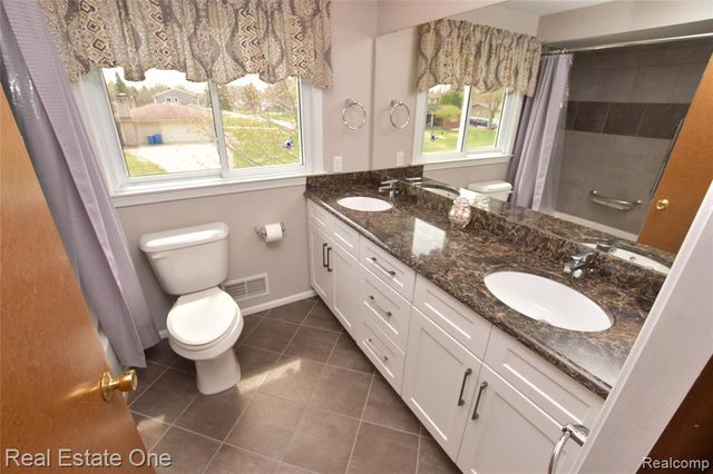 3275 Golfhill Drive, Waterford, MI 48329