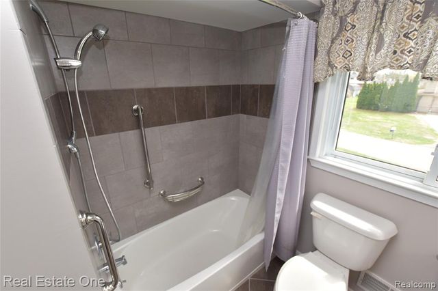 3275 Golfhill Drive, Waterford, MI 48329