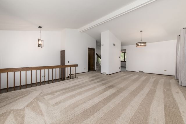 12 James Drive, Westmont, IL 60559
