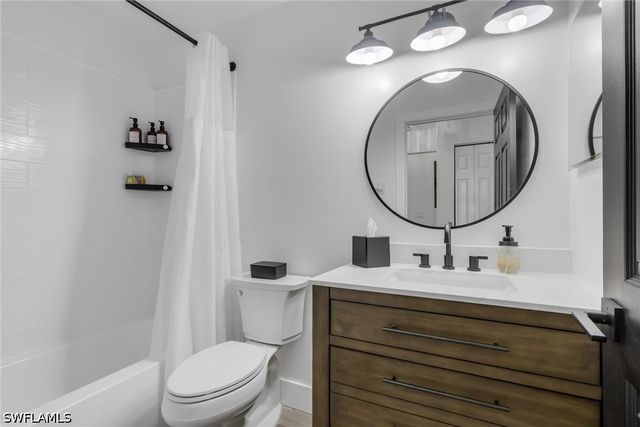 241 Robin Hood CIR 202, Naples, FL 34104