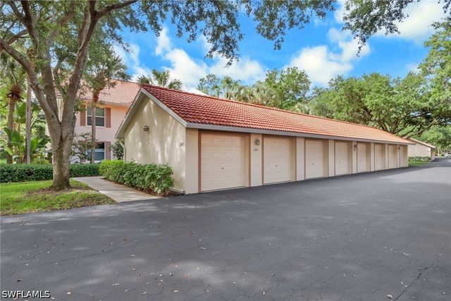 241 Robin Hood CIR 202, Naples, FL 34104