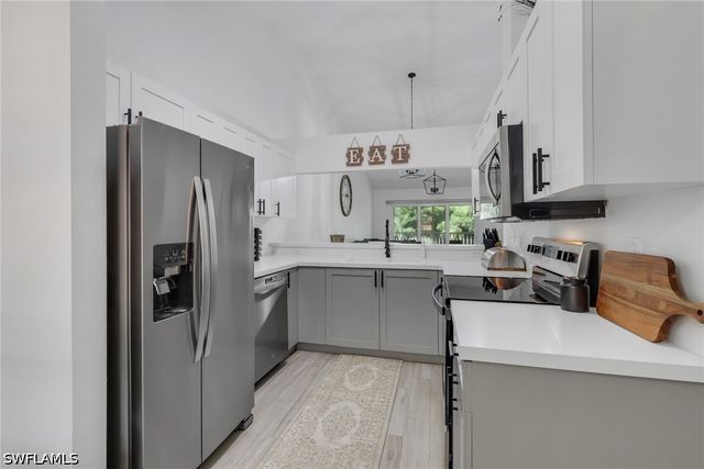 241 Robin Hood CIR 202, Naples, FL 34104