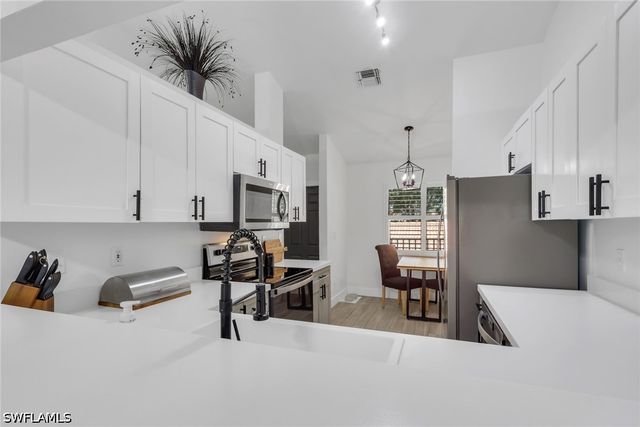 241 Robin Hood CIR 202, Naples, FL 34104