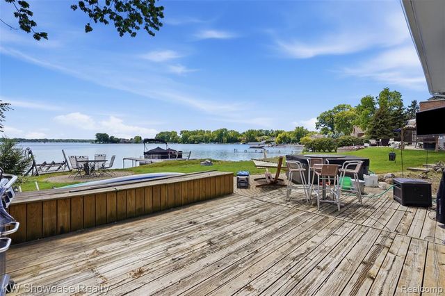 301 S Pontiac Trail, Walled Lake, MI 48390