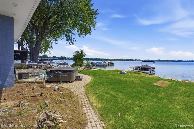 301 S Pontiac Trail, Walled Lake, MI 48390