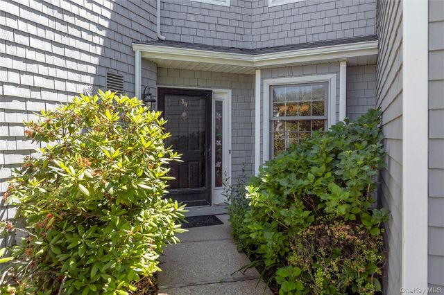 38 Lakebridge Drive S, Kings Park, NY 11754