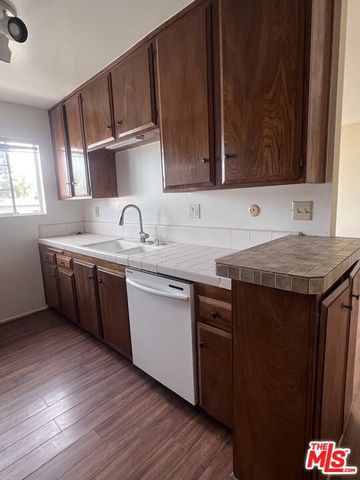 18600 Burbank Boulevard 206, Tarzana (los Angeles), CA 91356