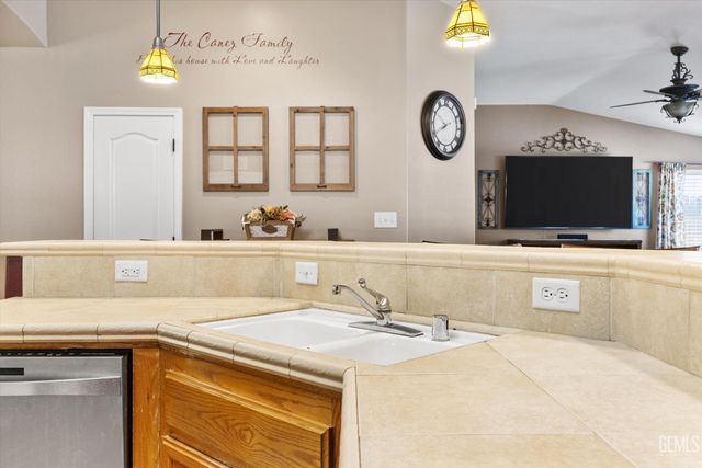 3523 Floral Meadow Drive, Bakersfield, CA 93308
