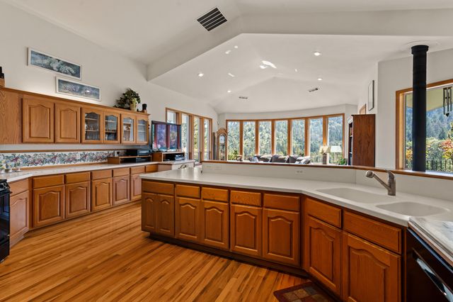 9302 Yank Gulch Road, Talent, OR 97540