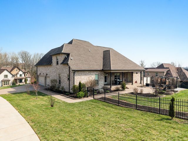 2726 Cherrydale Dr, Lebanon, TN 37087