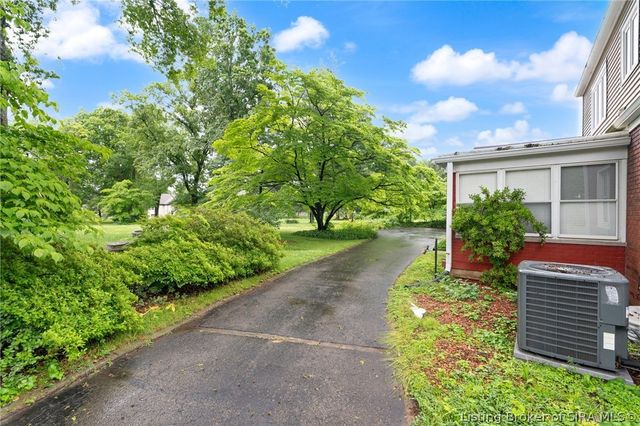 1823 Utica Pike, Jeffersonville, IN 47130