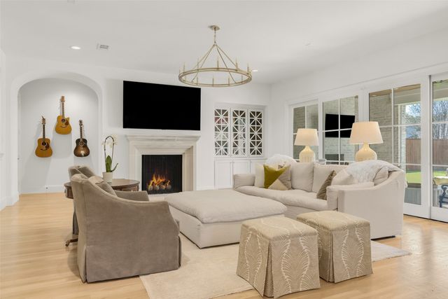 6711 Robin Road, Dallas, TX 75209