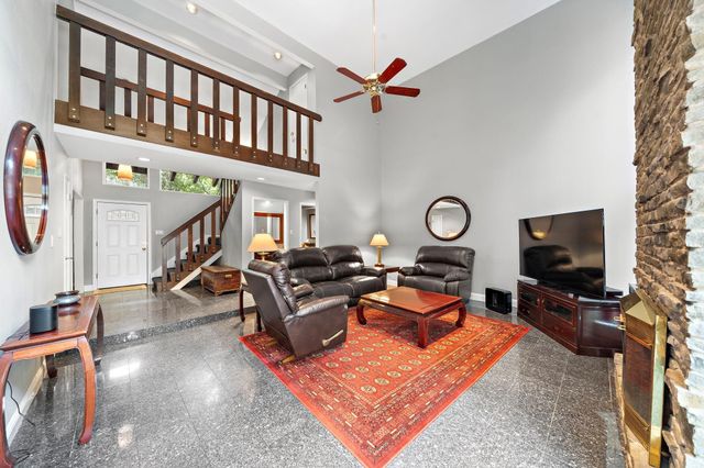 1019 Ridgeley Drive, Hilshire Village, TX 77055