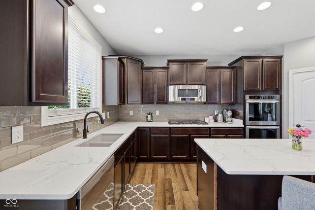 8842 Windpointe Pass, Zionsville, IN 46077