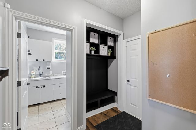 8842 Windpointe Pass, Zionsville, IN 46077