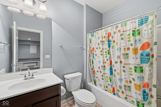 8842 Windpointe Pass, Zionsville, IN 46077