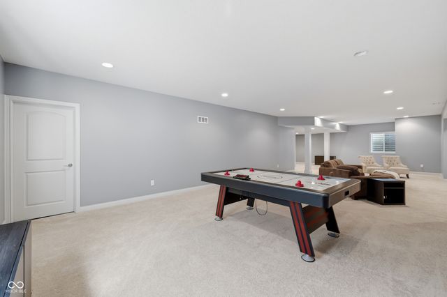 8842 Windpointe Pass, Zionsville, IN 46077