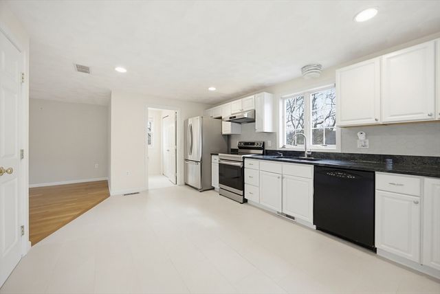 3 Lee St, Wilmington, MA 01887