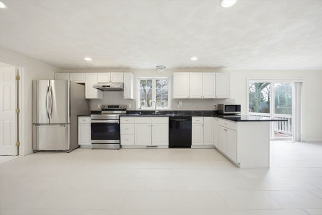 3 Lee St, Wilmington, MA 01887