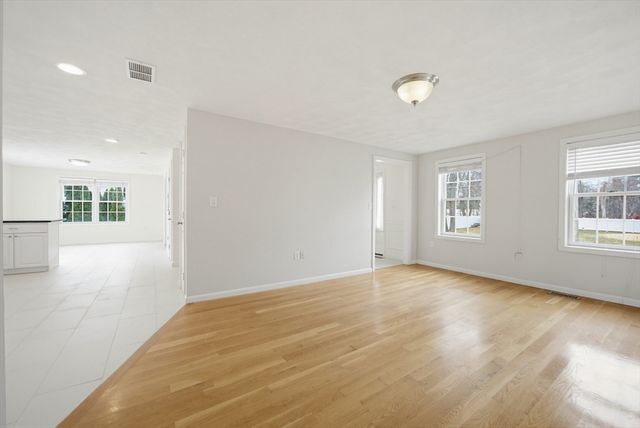 3 Lee St, Wilmington, MA 01887