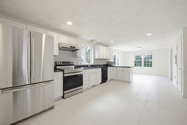 3 Lee St, Wilmington, MA 01887