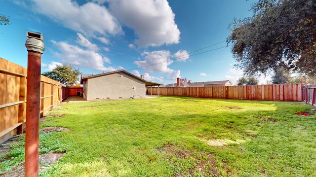 580 N Oak Ave, Oakdale, CA 95361