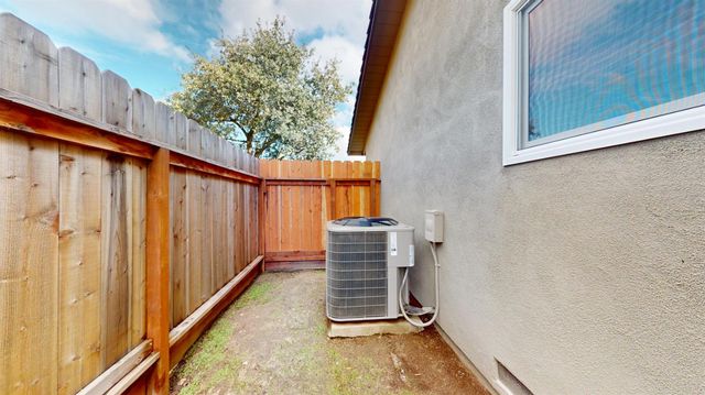 580 N Oak Ave, Oakdale, CA 95361