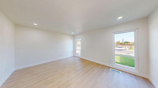 580 N Oak Ave, Oakdale, CA 95361