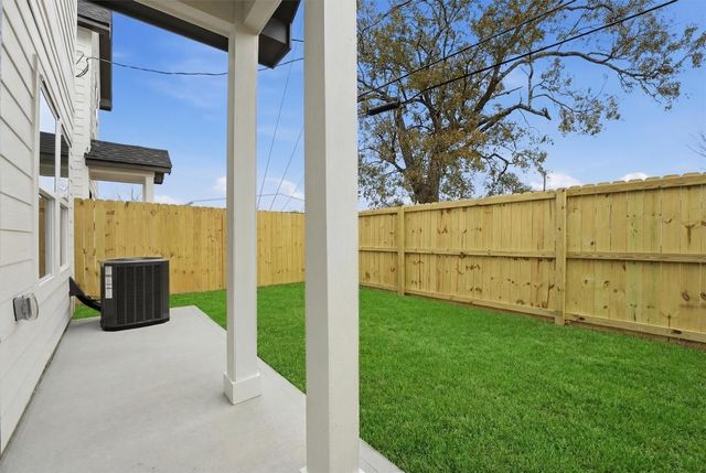 528 N 4th Street, La Porte, TX 77571