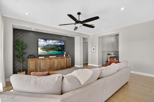 629 W CLOUD Road, Phoenix, AZ 85086