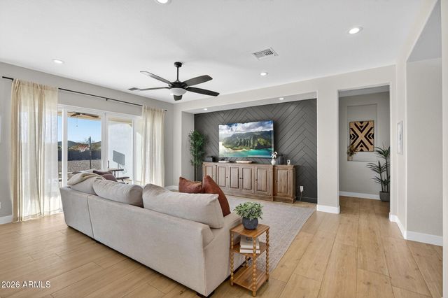 629 W CLOUD Road, Phoenix, AZ 85086