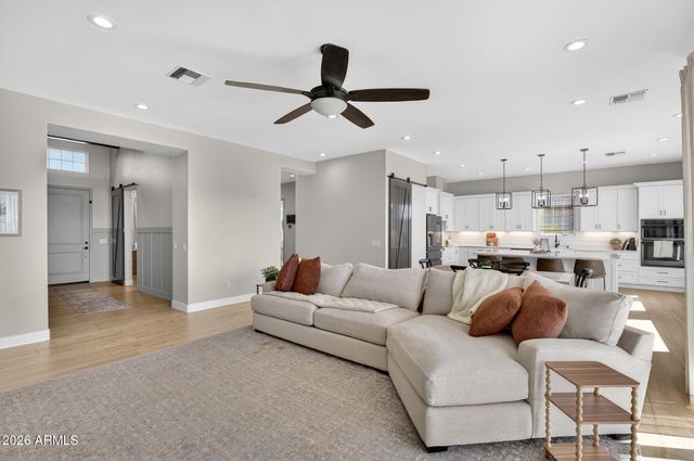 629 W CLOUD Road, Phoenix, AZ 85086