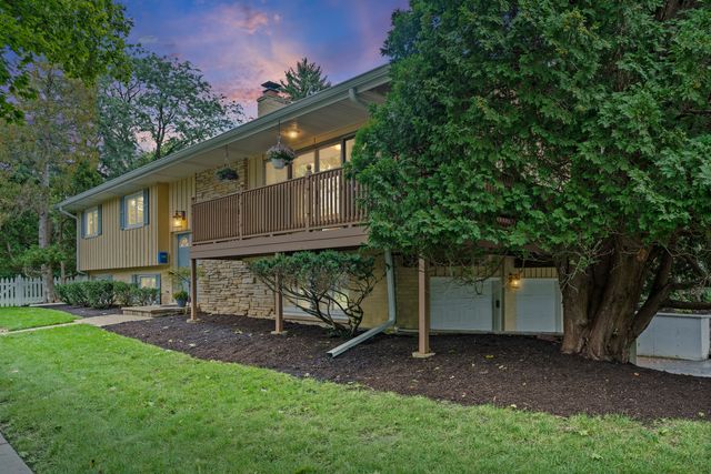 203 Maclaren Lane, Lake Bluff, IL 60044