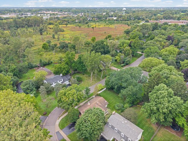 203 Maclaren Lane, Lake Bluff, IL 60044
