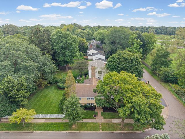 203 Maclaren Lane, Lake Bluff, IL 60044