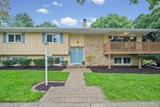 203 Maclaren Lane, Lake Bluff, IL 60044