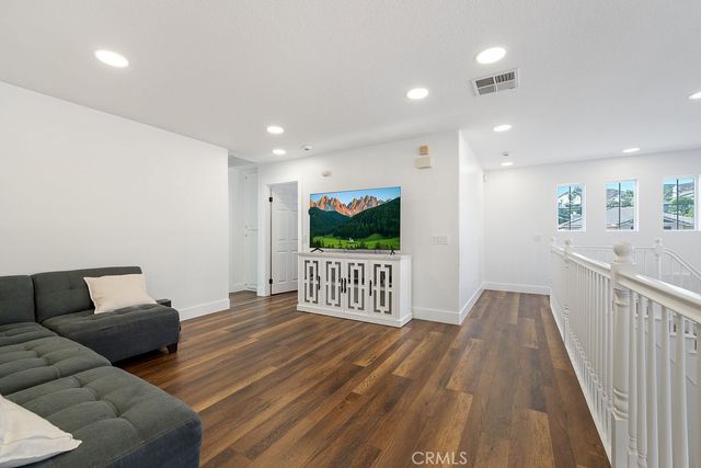 19924 Via Joyce Drive, Saugus, CA 91350