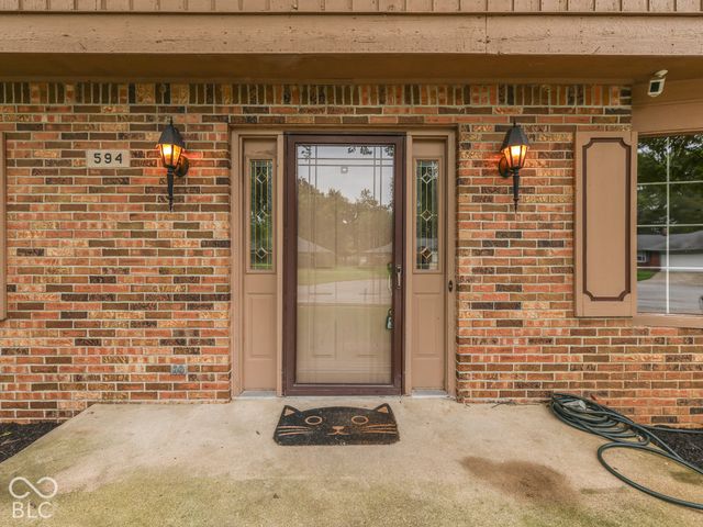 594 Watterson Court, Indianapolis, IN 46217