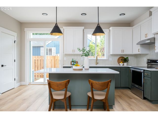 8429 Ne Hassalo St, Portland, OR 97220