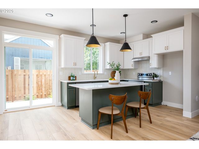 8429 Ne Hassalo St, Portland, OR 97220