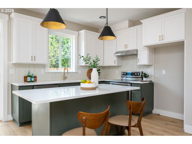 8429 Ne Hassalo St, Portland, OR 97220