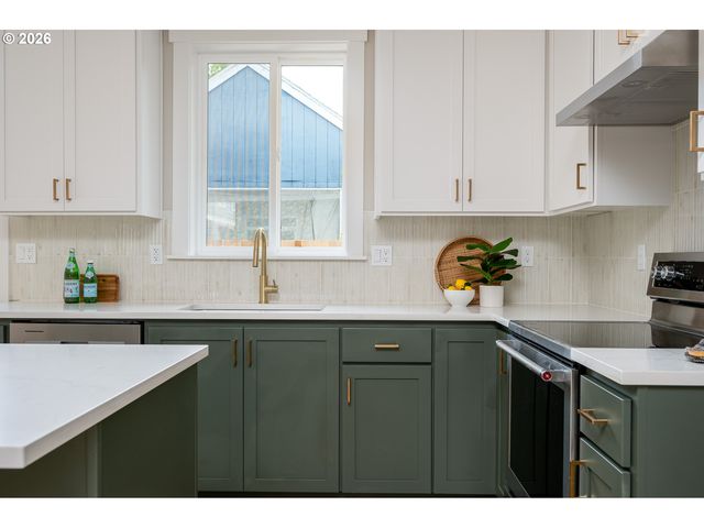 8429 Ne Hassalo St, Portland, OR 97220
