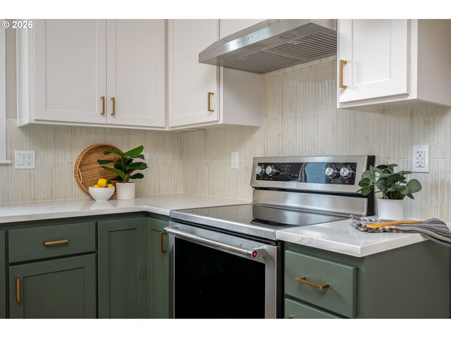 8429 Ne Hassalo St, Portland, OR 97220
