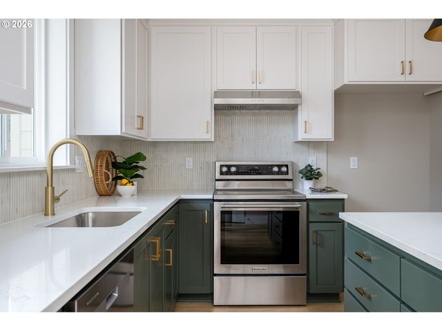 8429 Ne Hassalo St, Portland, OR 97220