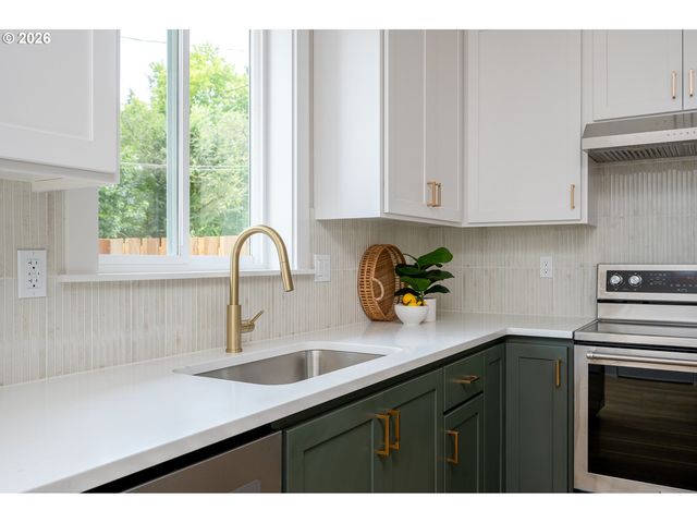8429 Ne Hassalo St, Portland, OR 97220