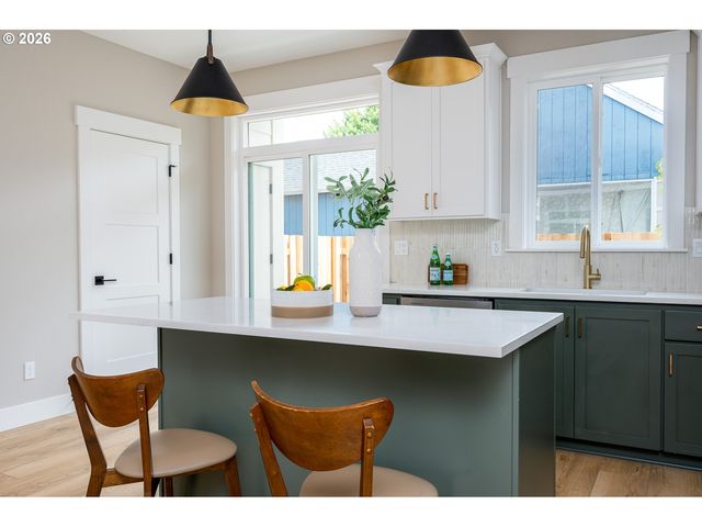 8429 Ne Hassalo St, Portland, OR 97220