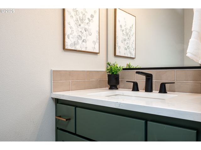 8429 Ne Hassalo St, Portland, OR 97220